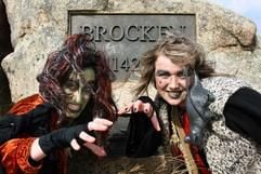 Verkleidet als Brockenhexen werben Birgit Schulze und Ellen Lange von der Schierker Hexengruppe am auf dem Brocken für das Walpurgisfest am Sonntag in Schierke. (Foto: dpa)