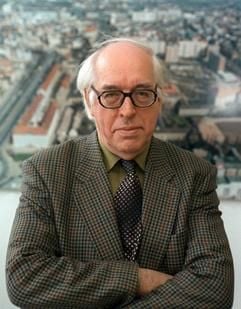 Der Germanistikprofessor Paul Raabe (Bild vom 09.01.1998) begeht am 21. Februar seinen 80. Geburtstag. Er gilt als Retter der Franckeschen Stiftungen in Halle. (Archivfoto: dpa)