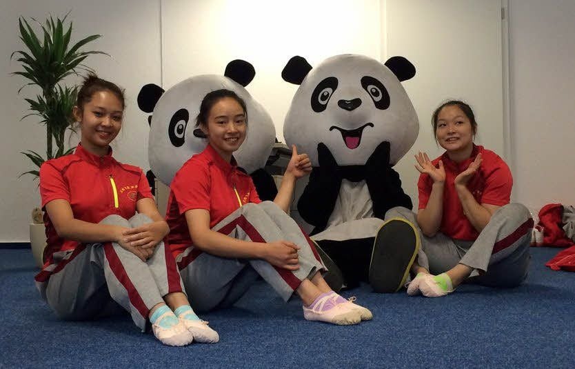 Überraschungsbesuch am Dienstag in der MZ-Lokalreaktion: Der Chinesische Staatscircus besucht mit neuer Artisten-Generation Dessau.
