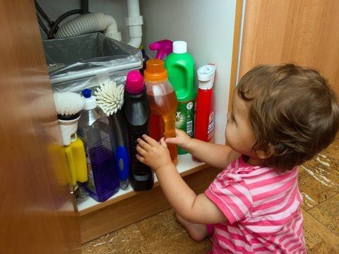 Gefahr im Haushalt: 90 Prozent aller Vergiftungsfälle bei Kindern betreffen Kleinkinder. (FOTO: DPA)