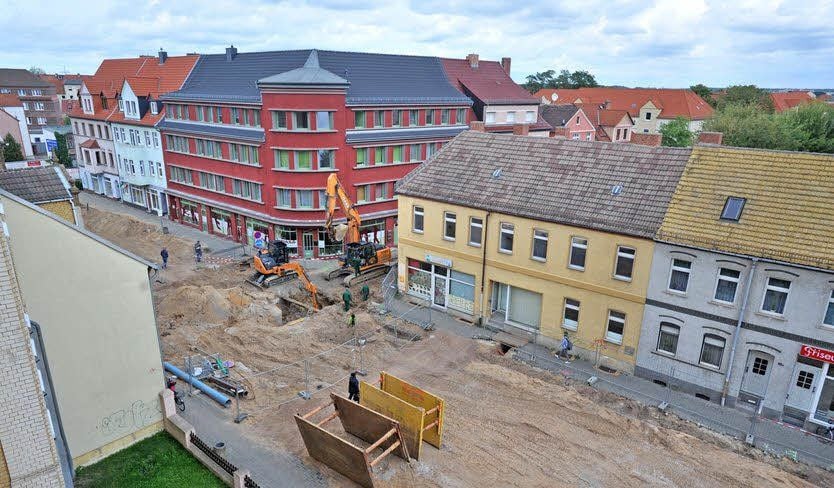 In der Dessauer Straße laufen derzeit die Vorbereitungen für die Kanalarbeiten. Die Strecke bleibt voraussichtlich bis Ende November gesperrt.