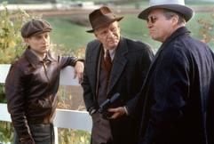 Red Pollard (Tobey Maguire), Tom Smith (Chris Cooper) und Charles Howard (Jeff Bridges, l-r-) stehen im neuen Kinofilm "Seabiscuit" am Zaun einer Pferdekoppel (Szenenfoto). Regisseur Gary Ross verfilmte die wahre Geschichte des legendären Rennpferdes "Seabiscuit", das in den dreißiger Jahren eine ganze Nation in den Bann zog. Besitzer Charles, der sehschwache Boxer Red und Pferdeliebhaber Tom setzen alles daran aus dem Arbeitspferd einen erfolgreichen vierbeinigen Star zu machen. Vor dem Hintergrund der großen Depression der Dreißiger Jahre ist der Streifen ein Epos über Glauben und Beharrlichkeit als amerikanische Tugenden. In den deutschen Kinos geht der Film am Donnerstag (25.09.2003) ins Rennen. (Foto: dpa)