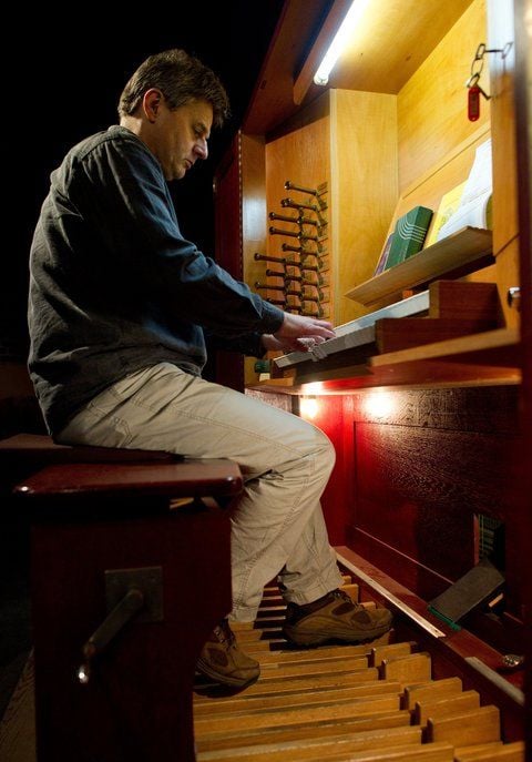 Der Orgel-Intonateur Matthias Ullmann spielt auf der Orgel der Georgenkirche in Frankfurt (Oder). (FOTO: DPA)
