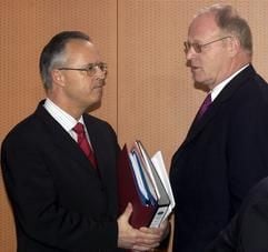 Finanzminister Hans Eichel (l) unterhält sich am Mittwoch (20.11.2002) im Kanzleramt in Berlin mit Bundesbankpräsident Ernst Welteke. Welteke nahm an der Kabinettssitzung teil, in der über den Abbau von Steuervergünstigungen, den Nachtragshaushalt 2002 und den Etat 2003 beraten wurde.)