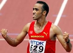 Jaouad Gharib aus Marokko freut sich über seinen Sieg im Marathonlauf bei der Leichtathletik-WM in Helsinki. (Foto: dpa)