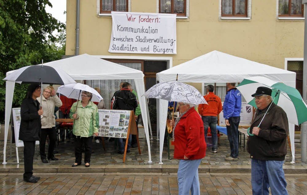 Rund um den Markt wurden Protestbanner aufgehängt.