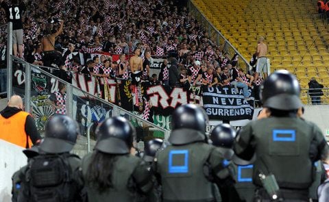 Polizeibeamte nehmen vor dem Frankfurter Fanblock Aufstellung, nachdem es auf den Tribünen kurzzeitig zu Auseinandersetzungen zwischen den Dresdner und Frankfurter Fanlagern gekommen war. (FOTO: DPA)