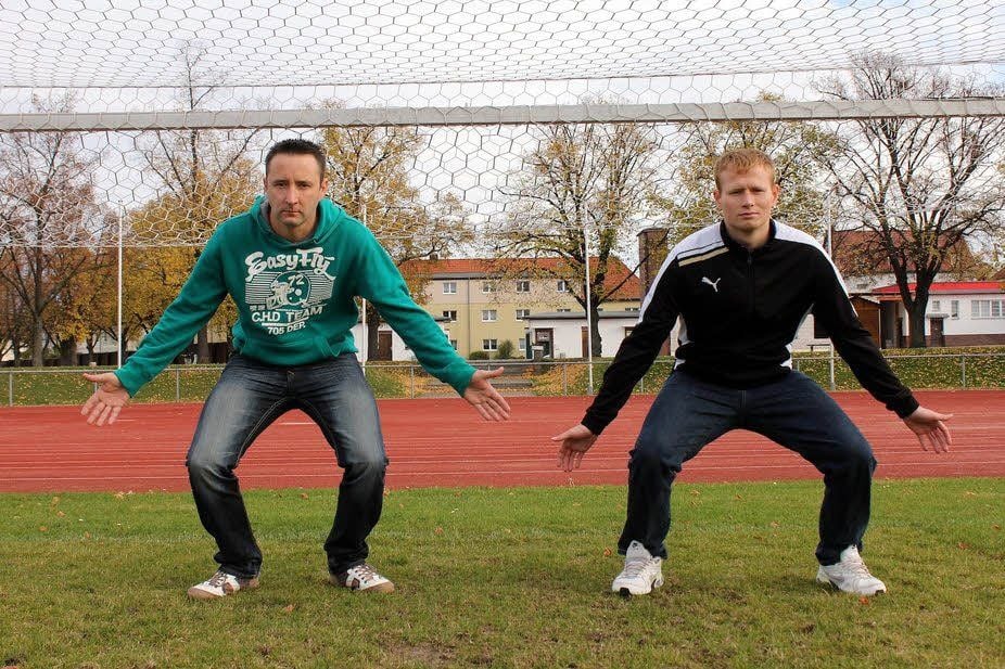Marcel Pauly (links) und Christian Schulze wollen morgen am liebsten gar nicht hinter sich greifen.