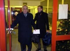 Der ehemalige Staatsratsvorsitzende Egon Krenz (l.) verlässt am Donnerstag (18.12.2003) in Begleitung seines Anwaltes Robert Unger die Haftanstalt Plötzensee in Berlin. Nach knapp vier Jahren ist Krenz vorzeitig aus der Haft entlassen worden. (Foto: dpa)