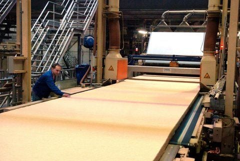 Ein Anlagenfahrer kontrolliert in der Varioboard Magdeburg GmbH an der Faserplattenpresse die Produktion. (ARCHIVFOTO: DPA)