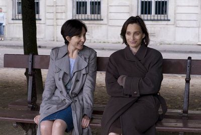 Juliette (r, Kristin Scott Thomas) und ihre Schwester Lea (Elsa Zylberstein) in einer Szene von "So viele Jahre liebe ich dich". Nach 15 Jahren der Trennung von der Familie trifft Juliette ihre jüngere Schwester Lea wieder. Gemeinsam überwinden die beiden entfremdeten Schwestern die Geheimnisse der Vergangenheit und bauen das verlorene Vertrauen Stück für Stück wieder auf. (FOTO: DPA)