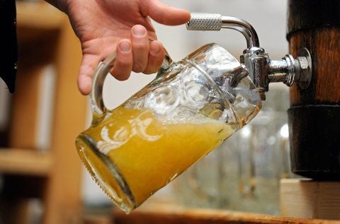 Ein Mann schenkt Bier in ein Glas. (FOTO: DPA)