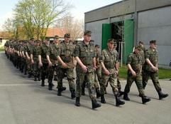 Das Bild zeigt Soldaten der deutschen Bundeswehr, die marschieren. Bei der Bundeswehr soll eine Frauenquote eingeführt werden.(Archivbild: dpa). (Foto: dpa)