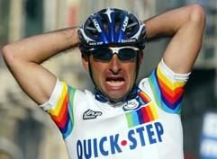 Der italienische Radprofi Paolo Bettini (Quickstep Davitamon) jubelt am Samstag (22.03.2001) im italienischen San Remo über seinen Sieg beim Radweltcup-Rennen "Mailand - San Remo" über 294 Kilometer. Der Deutsche Erik Zabel erreichte den sechsten Platz. (Foto: dpa)