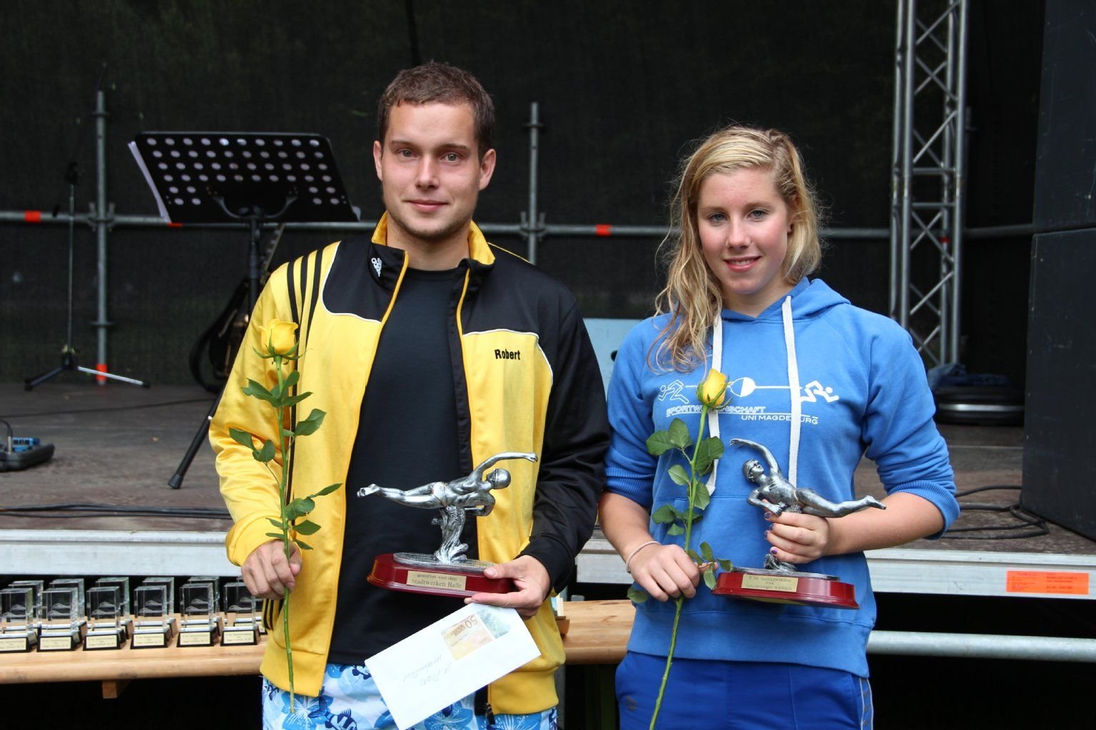 Annika Wunram aus Magdeburg (re.) gewann das Saaleschwimmen knapp vor Robert Kühnl aus Halle (li.)