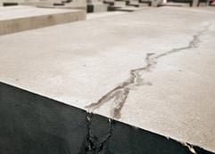 Risse in einer Stele des Holocaust Mahnmals. (Foto: ddp)