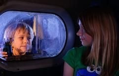 Paul (Lucas Calmus) und Lisa (Leonie Krahl) schauen sich in dem neuen Kinofilm «Mondscheinkinder» durch ein Bullauge an (undatierte Filmszene). Paul hat die Mondscheinkrankheit, muss deswegen Sonnenlicht meiden und darf nur bei Dunkelheit das Haus verlassen. Seine Schwester Lisa versucht mit Zärtlichkeit und Phantasie, ihrem Bruder die Zeit so gut wie möglich zu vertreiben. Lisa erfindet für Paul ein Spiel, in dem er als Kapitän eines Raumschiffs das Weltall erkundet. Der Film startet am 14. Dezember in den Kinos. (Foto: dpa)
