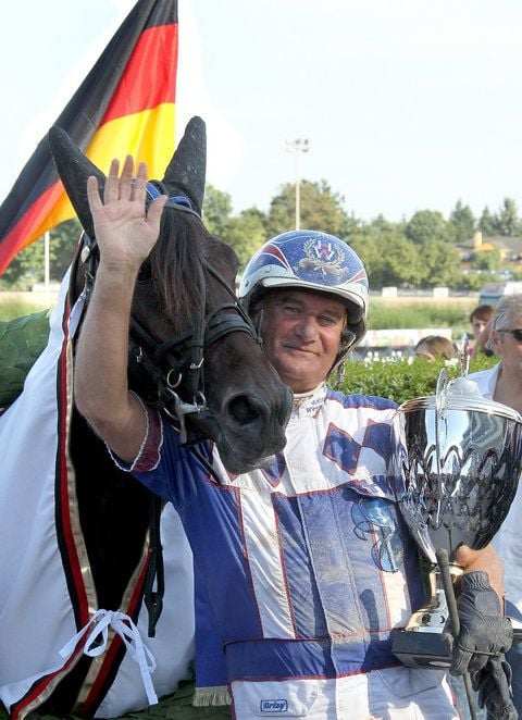 Heinz Wewering mit seinem Pferd «Unikum» gewinnt am Sonntag (01.08.2010) auf der Trabrennbahn Mariendorf in Berlin das 115. Deutsche Traber Derby. (FOTO: DPA)