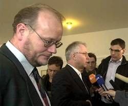 Ein zuckerkranker Richter verlangt vor dem Landgericht Essen rund 10 200 Mark (etwa 5200 Euro) Schmerzensgeld von dem Getränkehersteller Coca Cola Deutschland. Sein jahrelanger Konsum von Coca Cola sei für seine Erkrankung mitverantwortlich, erläuterte der Vizepräsident des Landgerichts Neubrandenburg am Montag zum Prozessauftakt vor der 16. Zivilkammer. Zwei Mal täglich habe er seit 1994 zu Cola und auch Schokoriegeln gegriffen - wegen seiner hohen Arbeitsbelastung. Gegen den Süßwarenhersteller Masterfoods («Mars», «Snickers», «Milky Way») strengt er daher ab Januar ein ähnliches Verfahren an. Im Prozess gegen Coca Cola soll das Urteil möglicherweise am 17. Dezember verkündet werden.