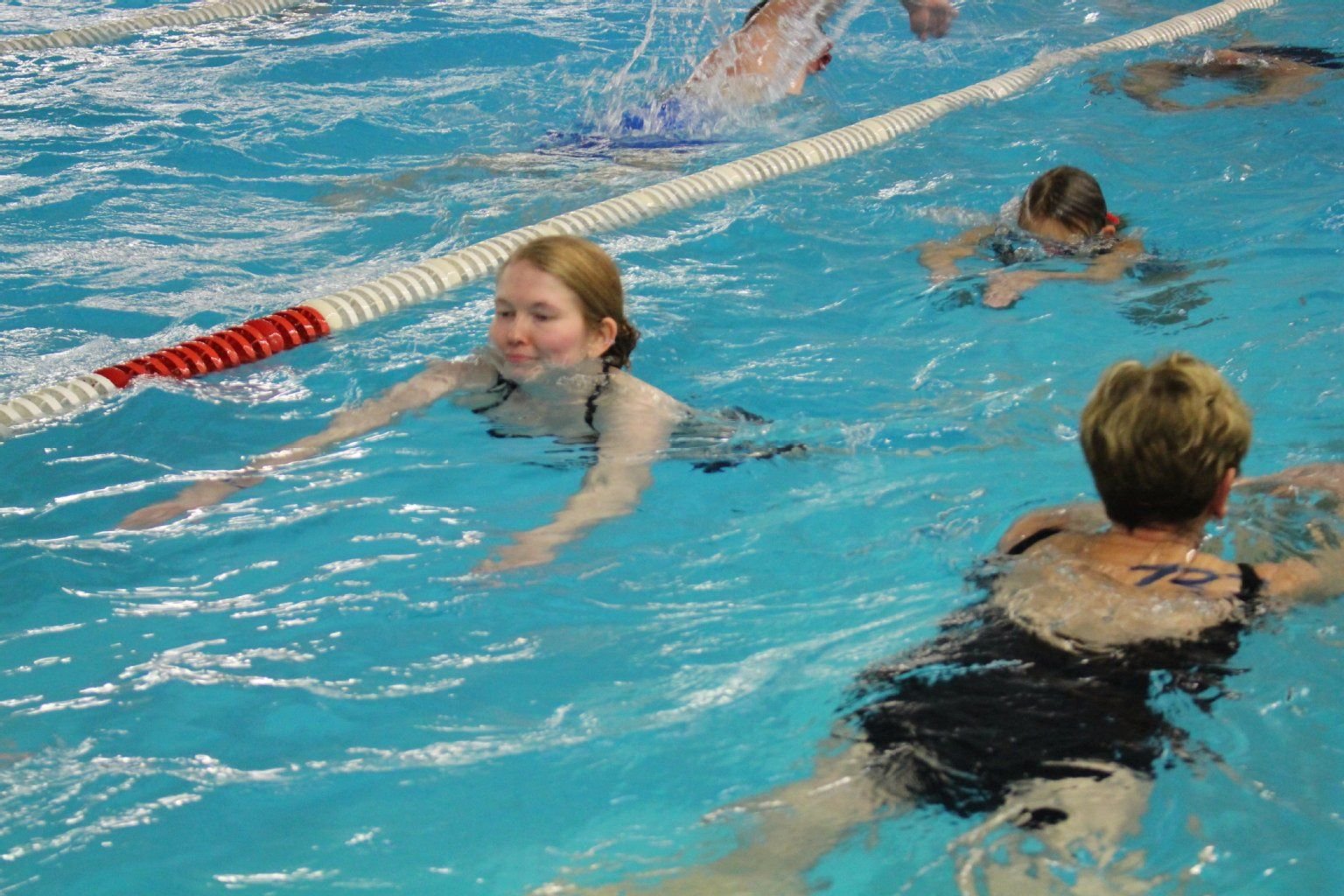 Über 150 Sportler sind beim Nachtschwimmen dabei.