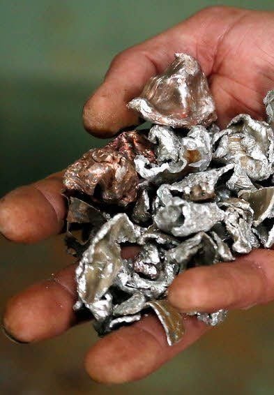 In diesem Zustand kommen Aluminiumteile aus der Hammermühle auf dem Betriebsgelände.