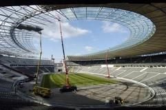Das Berliner Olympiastadion, hier noch als Baustelle, wurde komplett saniert. (Foto: dpa)