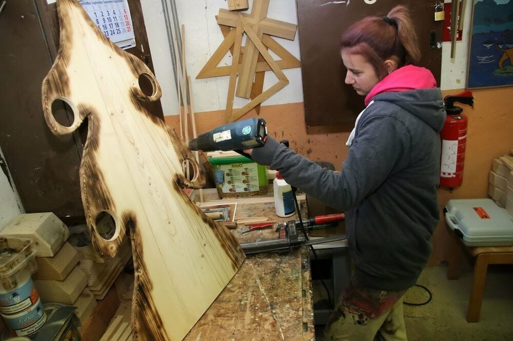 Michelle Reuter arbeitet mit dem Heißluftföhn am Weihnachtsbaum.