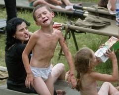 Dieser Junge ist traumatisiert von den schrecklichen Ereignissen in der Schule in Beslan und weint nach der gewaltsamen Geiselbefreiung am 3. September 2004. (Archivfoto: dpa)