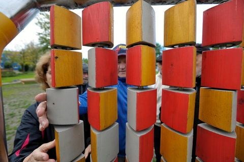 Rentner spielen auf dem Seniorenspielplatz in Magdeburg an einem Gerät für Gedächtnisübungen. (FOTO: DAPD)