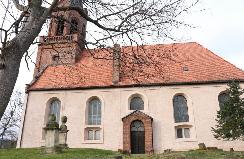 Die Evangelische Kirche in Osternienburg hat viele kaputte Fenster. Der Landkreis will helfen.