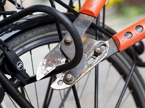 Im Gegensatz zur Haftpflicht übernimmt die Hausratversicherung Schäden am eigenen Inventar - dazu gehört auch das Fahrrad.