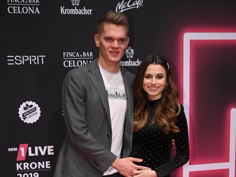 Fußballer Matthias Ginter und seine Frau Christina bei der Verleihung der 1live Krone in Bochum. Foto: Henning Kaiser/dpa