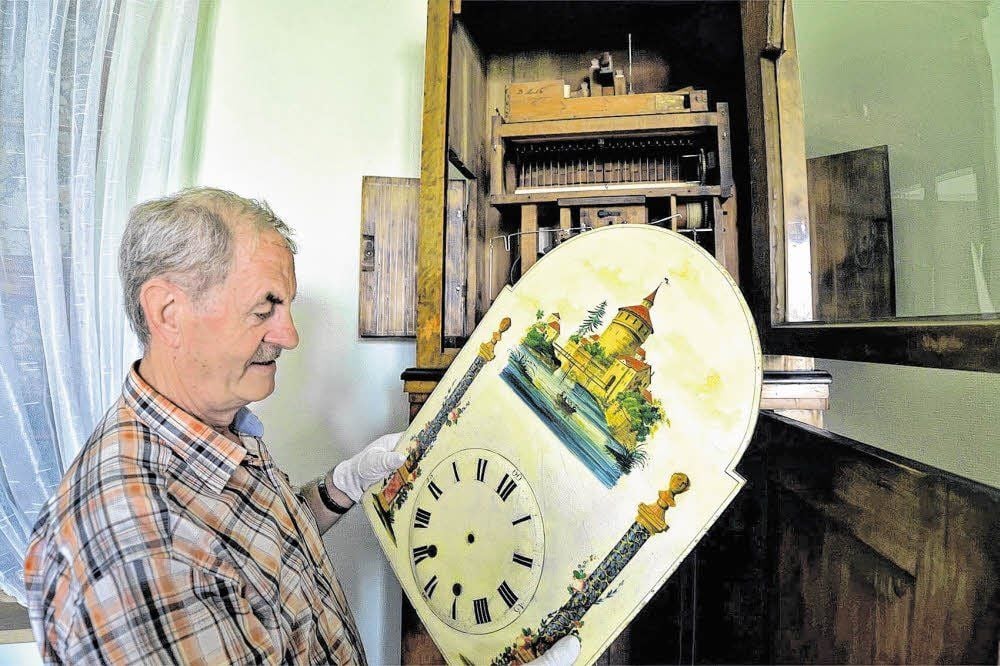 Martin Just pflegt die Flötenuhr im Museum Aschersleben.