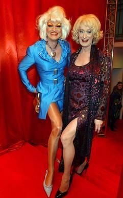 Die Unterhaltungskünstlerin Lilo Wanders (r.) kommt in Hamburg mit Drag Queen Olivia Jones zur Eröffnung des Varieté-Theaters «Kehrwieder» in Hamburg. (Foto: dpa)