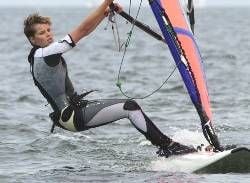 Surf-Star Amelie Lux surft am Mittwoch (26.06.2002) vor Kiel-Schilksee. In der ersten Wettfahrt der Mistral-Klasse belegte sie den dritten Platz. Rund 5000 Segler mit 2000 Booten beteiligen sich an den Regatten der diesjährigen Kieler Woche (22.-30.06.). dpa/lno