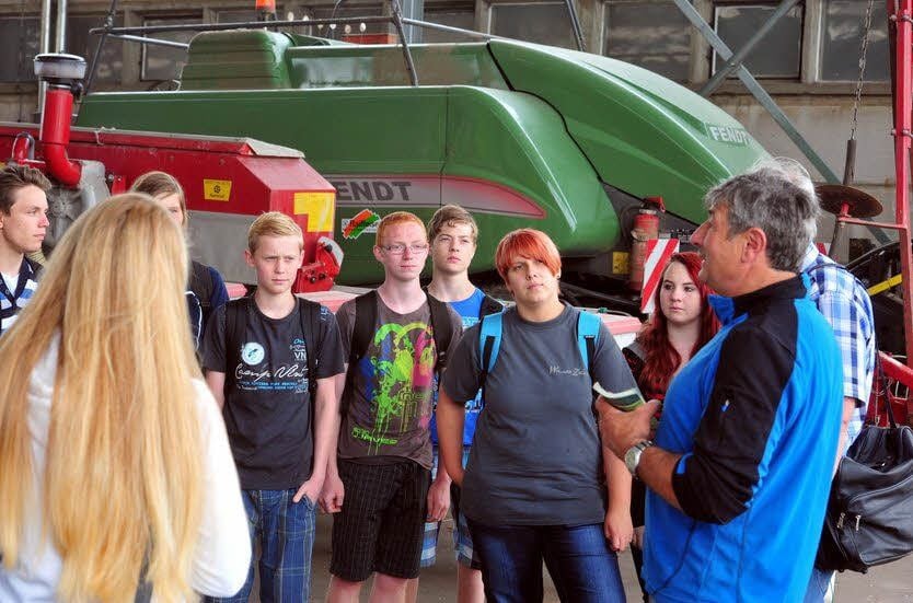 Osterland-Mitgeschäftsführer Mathias Krieg im Gespräch mit Sekundarschülern aus Hohenmölsen.