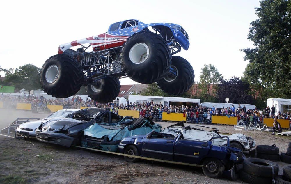 Stuntshow der Brüder Korth auf dem Schützenplatz in Zörbig.