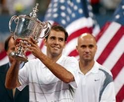 Pete Sampras mit Pokal, im Hintergrund Andre
