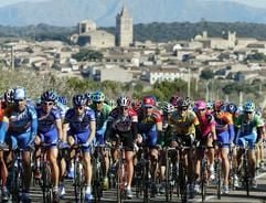 Das mallorquinische Städtchen Sineu lassen die Radprofis am Montag (03.02.2003) auf Mallorca während der zweiten Etappe der Mallorca-Rundfahrt über 164,5 Kilometer von Cala Bona nach Cala Ratjada hinter sich. Der Radprofi Alexander Usov vom Team Phonak gewann die Etappe, Erik Zabel vom Team Telekom belegte den dritten Platz. Beim europäischen Saisonauftakt sind mit Telekom, Team Coast, Gerolsteiner und Wiesenhof gleich vier deutsche Radteams am Start. (Foto: dpa)
