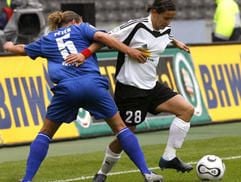 Die Frankfurterin Sandra Smisek im Zweikampf um den Ball mit Babett Peter von Turbine Potsdam (l). (Foto: dpa)