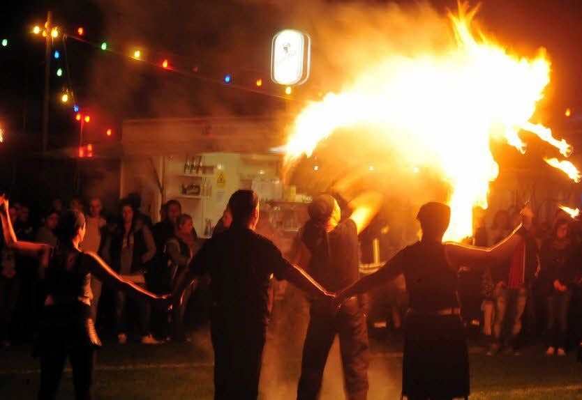 Mit einer spektakulären Feuershow auf der Festwiese endete am späten Freitagabend der erste Tag der Taubenkirmes in Gostau.