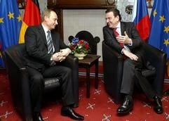 Bundeskanzler Gerhard Schröder (r.) und der russische Präsident Wladimir Putin besprechen sich am Montag (20.12.2004) im Atlantic-Hotel in Hamburg. (Foto: dpa)