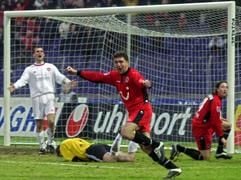 Fußball-Bundesliga, Hannover 96 - 1. FC Nürnberg am Samstag (08.02.2003) in Hannover in der AWD-Arena. Der Torschütze Daniel Stefulj (M) freut sich über seinen Treffer zum 4:2 für Hannover 96. Am Boden Nürnbergs Torhüter Darius Kampa, links Nürnbergs Tomasz Kos und rechts der Hannoveraner Jiri Kaufman. (Foto: dpa)