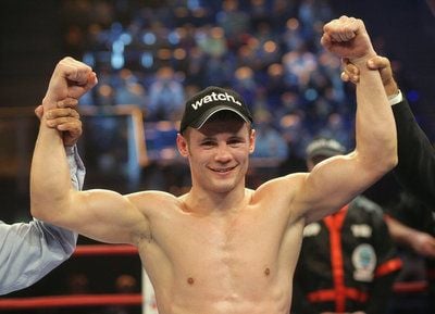 Der amtierende Boxweltmeister Robert Stieglitz jubelt bei der Universum Champions Night in Magdeburg nach seinem Kampf gegen Ruben Eduardo Acosta aus Argentinien. (FOTO: DPA)