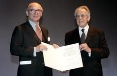 Der deutsche Schriftsteller Martin Mosebach (l.) bekommt während der Verleihung des Georg-Büchner-Preises 2007 im Staatstheater in Darmstadt seine Urkunde von dem Präsidenten der Deutschen Akademie für Sprache und Dichtung, Klaus Reichert, überreicht. (Foto: dpa)