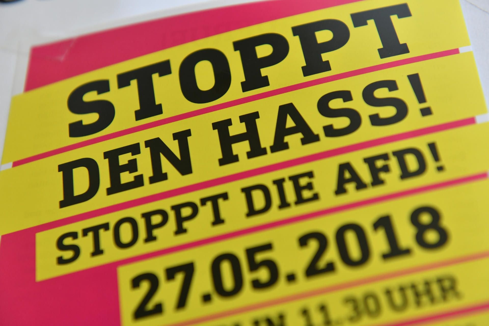 Dieses Plakat hängt bei einem Pressegespräch des Bündnisses "Stoppt den Hass - Stoppt die AfD" an einer Wand. Das Bündnis will gegen die AfD-Demonstration "Zukunft Deutschland" am 27.05.2018 mit zahlreichen Aktionen protestieren.