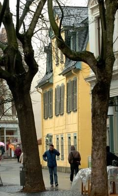 Blick auf Schillers Wohnhaus und Museum in der Schillerstraße in Weimar (Archivbild vom 20.01.2005). Anlässlich des 200. Todestages des Dichters im Jahr 2005 haben sich die Schillerstädte Weimar, Jena, Meiningen und Rudolstadt sowie die Landeshauptstadt Erfurt und die Stadt Apolda zu einem gemeinsamen Marketing unter der Flagge der Arbeitsgemeinschaft «Schiller lockt 2005 Thüringen» verbündet. (Foto: dpa)
