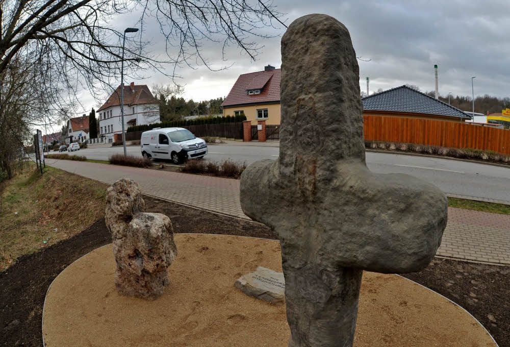 Die inzwischen restaurierten Sühnekreuze an der Mehringer Straße in Aschersleben sind sozusagen „auferstanden“.