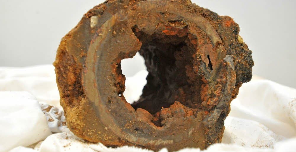 Sie sieht mittlerweile aus wie ein Baumstamm: Über diese Leitung aus der Dessauer Straße haben Bitterfelder bis vor kurzem noch ihr Wasser bekommen.