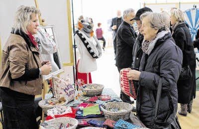 Marianne Mächtig ist mit den handgemachten Unikaten das erste Mal bei der Messe vertreten. Ihre Mutter Isolde Mächtig (links) unterstützt sie und ist gerade mit Eva Schröder im Gespräch.